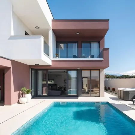 Crowonder New 55 With Heated Swimming Pool, Jacuzzi And Sauna *