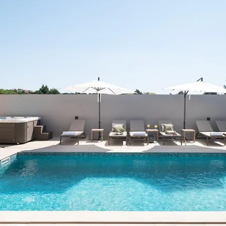 Crowonder New 55 With Heated Swimming Pool, Jacuzzi And Sauna ヴーシ
