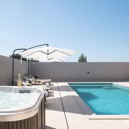 Crowonder New 55 With Heated Swimming Pool, Jacuzzi And Sauna