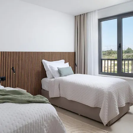 Crowonder New 55 With Heated Swimming Pool, Jacuzzi And Sauna *