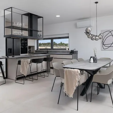 Вилла Crowonder New 55 With Heated Swimming Pool, Jacuzzi And Sauna *
