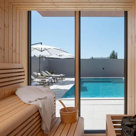 Crowonder New 55 With Heated Swimming Pool, Jacuzzi And Sauna * ヴーシ