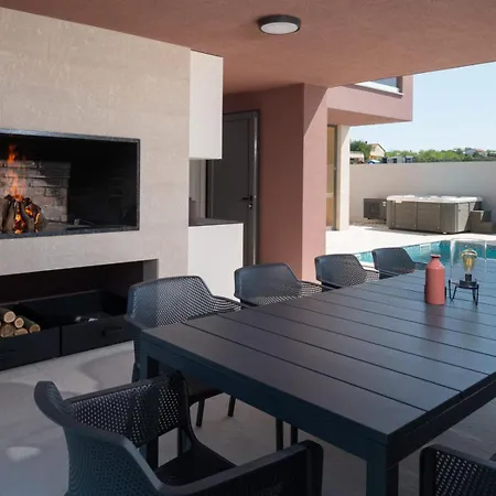 Crowonder New 55 With Heated Swimming Pool, Jacuzzi And Sauna *
