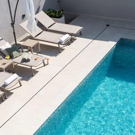 Вилла Crowonder New 55 With Heated Swimming Pool, Jacuzzi And Sauna *