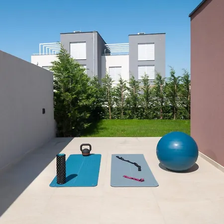 Crowonder New 55 With Heated Swimming Pool, Jacuzzi And Sauna