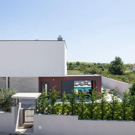 Crowonder New 55 With Heated Swimming Pool, Jacuzzi And Sauna