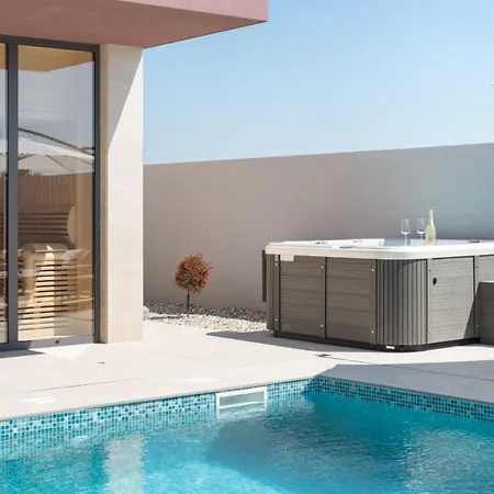 Crowonder New 55 With Heated Swimming Pool, Jacuzzi And Sauna ヴーシ