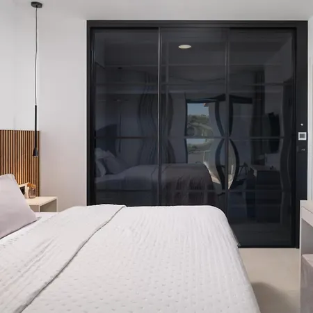 Вилла Crowonder New 55 With Heated Swimming Pool, Jacuzzi And Sauna