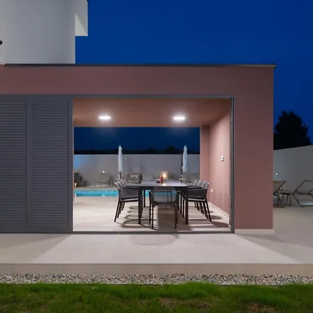 Crowonder New 55 With Heated Swimming Pool, Jacuzzi And Sauna *